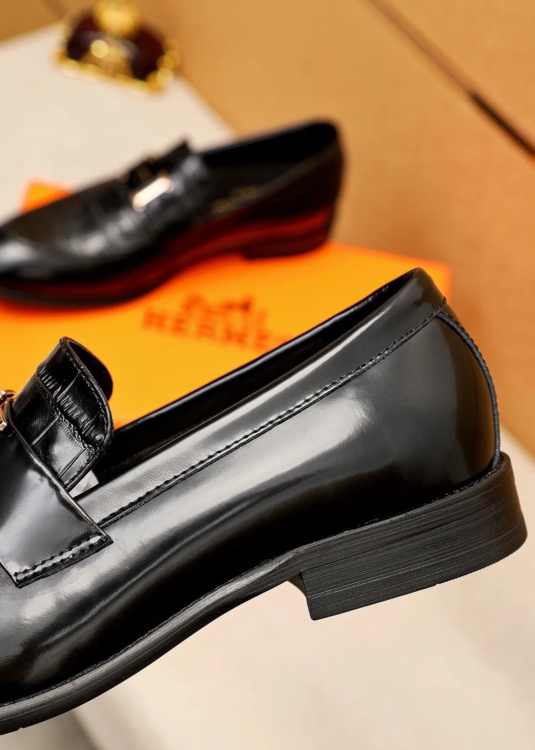 Men's shoes 💰460 💐 Product trademark: HERMES "Hermès" casual leather shoes Regular size: 39-44 (38.45.46🉑️Customized) Product materials: Selected imported first-layer calfskin embossed upper + classic hardware buckle, imported water-dyed 🐂 cowhide lining. Strong three-dimensional visual effect, combined outsole Color: 2⃣️colors available